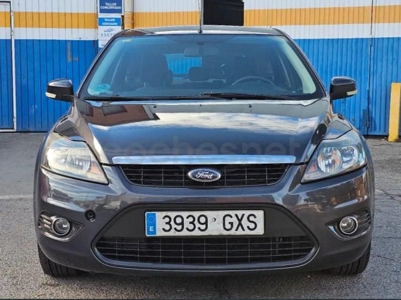 Usado Ford Focus Trend 125 CV (91 kW) 2010 Gris / plata Berlina