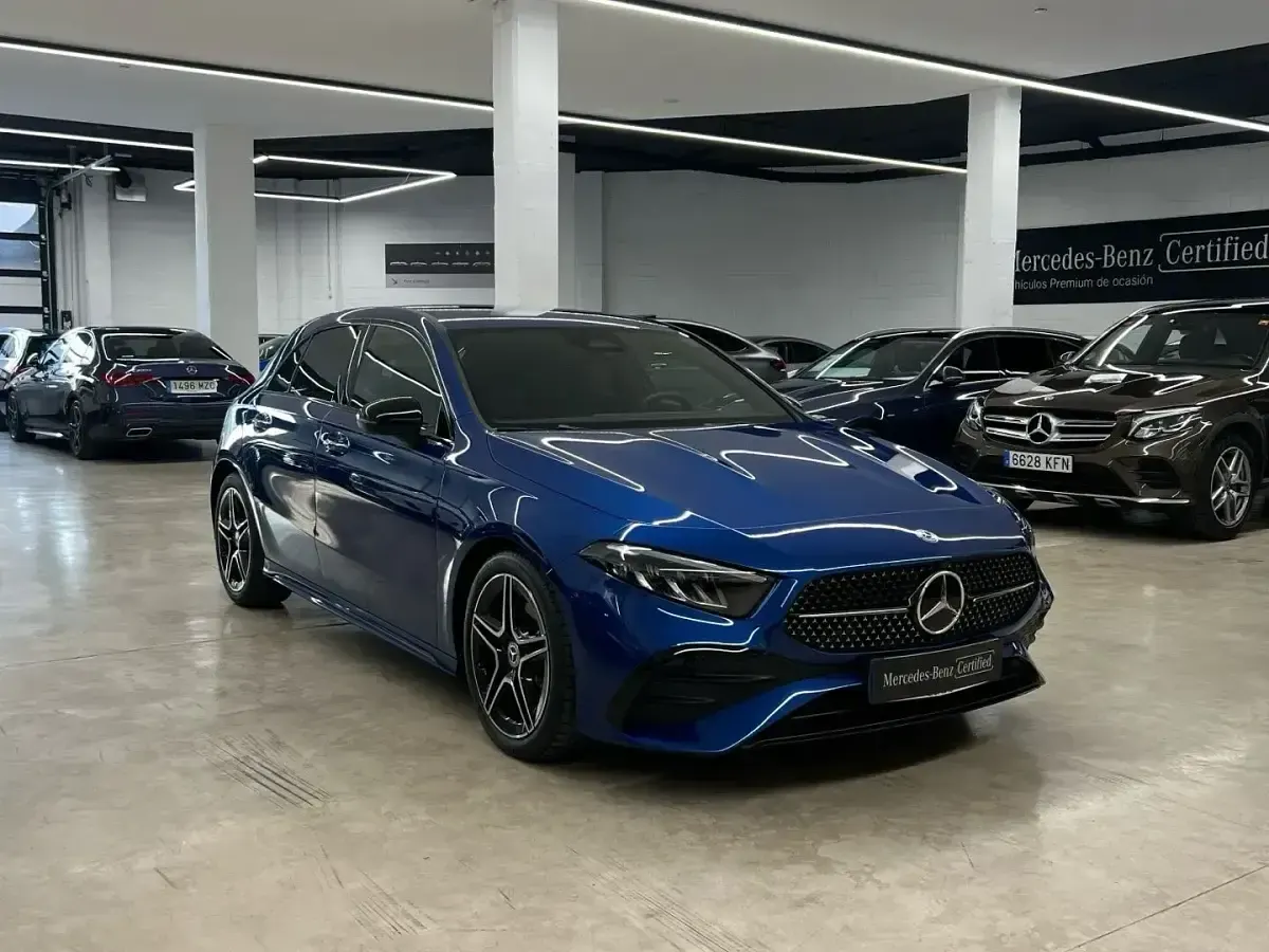 Usado Mercedes A180 AMG line 116 CV (85 kW) 2025 Azul Berlina