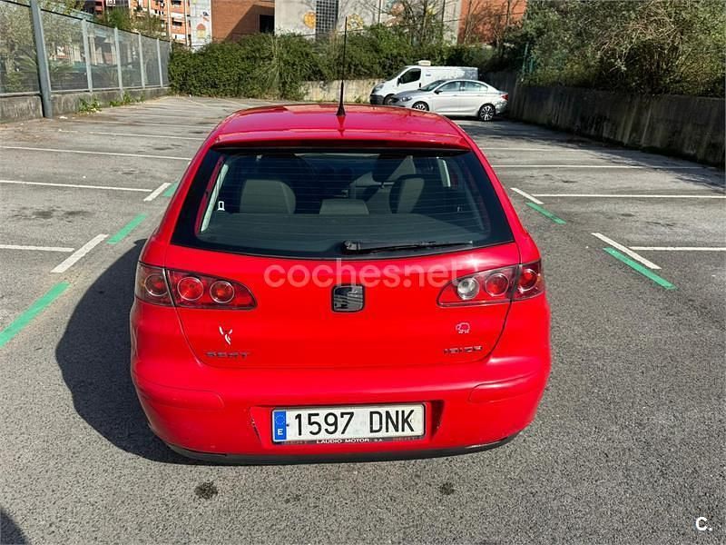 Usado Seat Ibiza Fresh 64 CV (47 kW) 2005 Rojo Utilitario