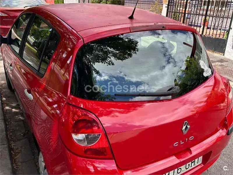 Usado Renault Clio II 70 CV (51 kW) 2008 Rojo Berlina