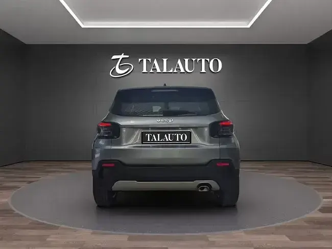 Usado Jeep Avenger Altitude 100 CV (73 kW) 2024 Gris / plata SUV