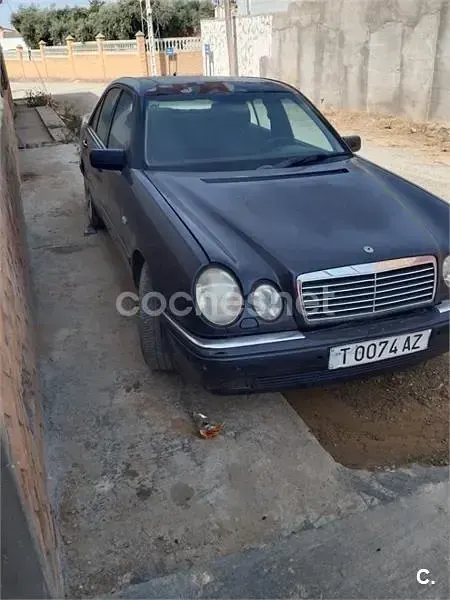 Usado Mercedes E240 Avantgarde 170 CV (125 kW) 1998 Azul Berlina