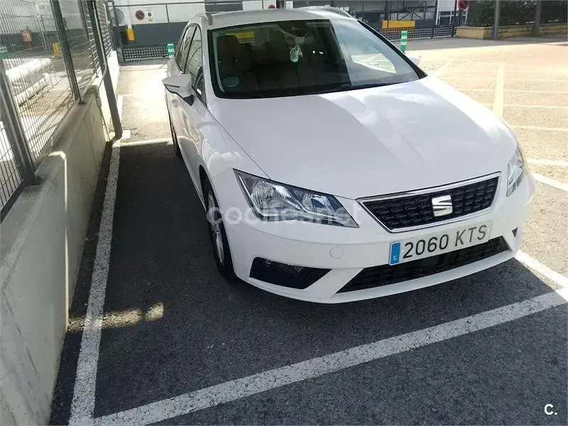 Usado Seat Leon ST Style 130 CV (95 kW) 2019 Blanco Familiar