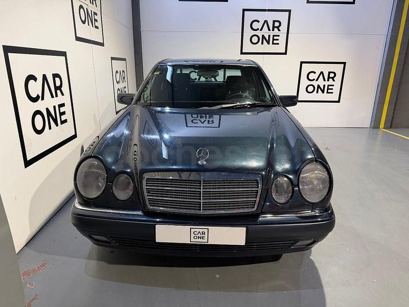 Usado Mercedes E320 Elegance 220 CV (161 kW) 1997 Azul Berlina