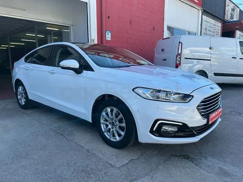 Usado Ford Mondeo Trend 150 CV (110 kW) 2021 Blanco Berlina