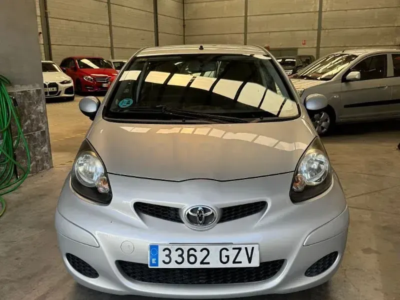 Usado Toyota Aygo 68 CV (50 kW) 2010 Gris / plata Utilitario
