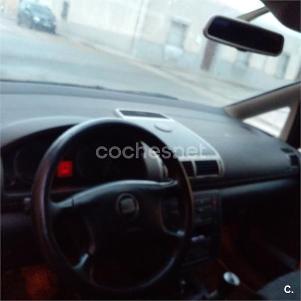 Usado Seat Alhambra 115 CV (84 kW) 2001 Gris / plata Monovolumen