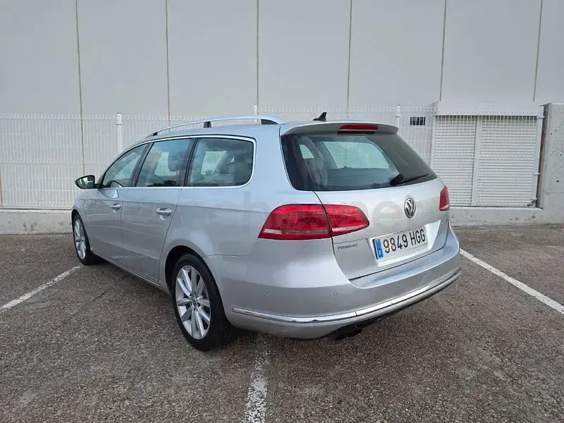 Usado VW Passat Highline 160 CV (117 kW) 2011 Gris / plata Familiar
