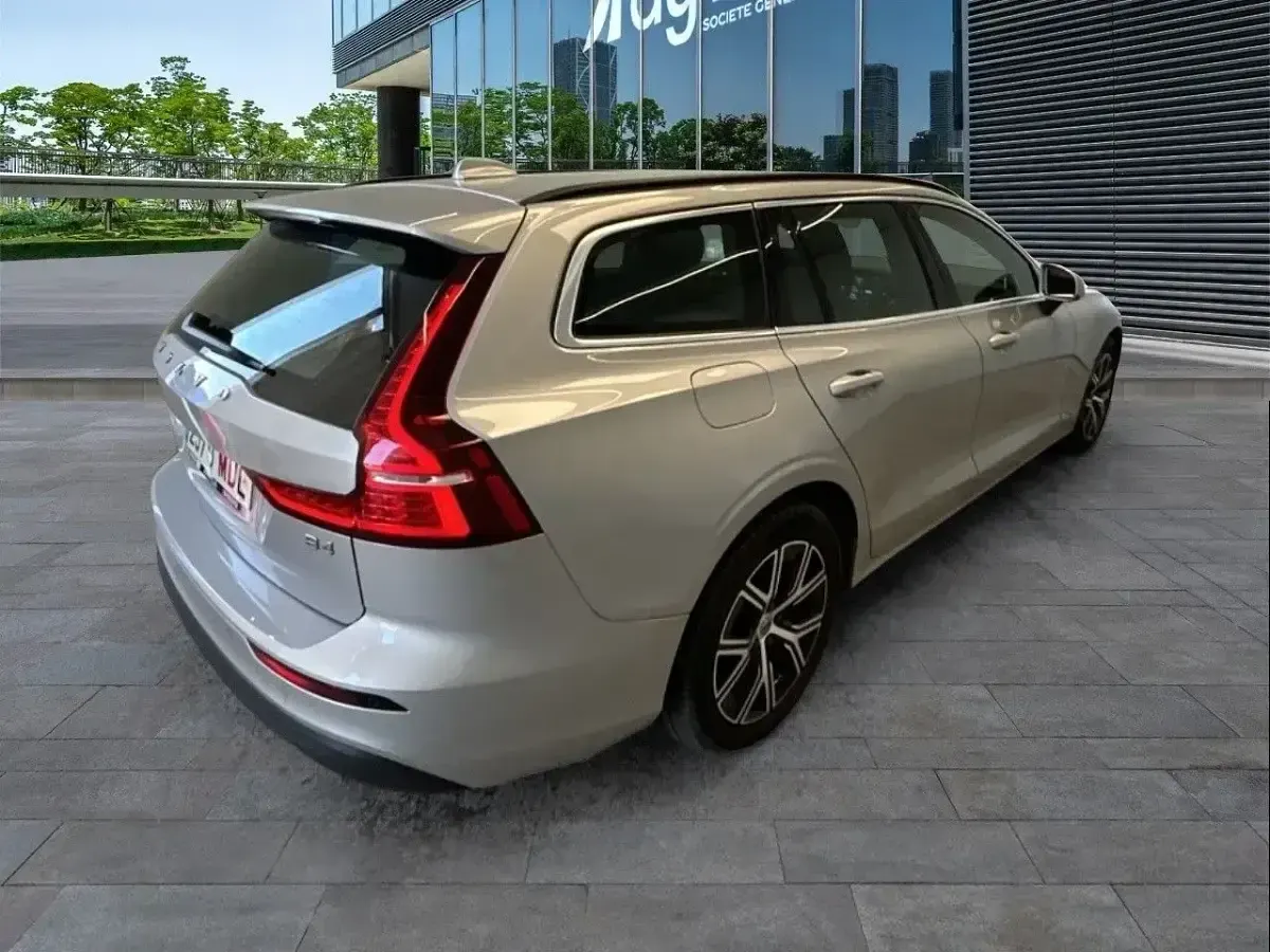Usado Volvo V60 Core 197 CV (144 kW) 2023 Gris Familiar