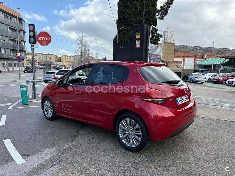 Usado Peugeot 208 Style 75 CV (55 kW) 2017 Granate Utilitario