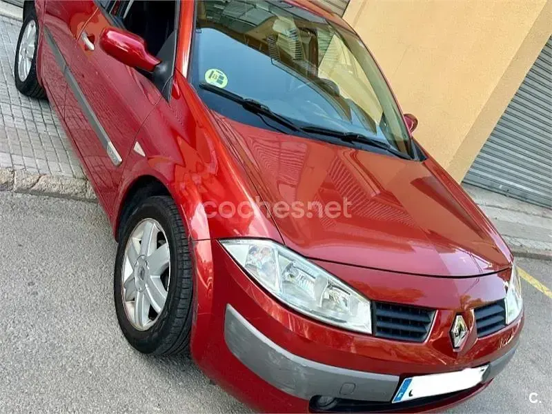 Usado Renault Mégane Dynamique 115 CV (84 kW) 2004 Rojo Berlina