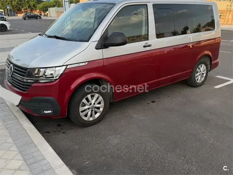 Usado VW Multivan 150 CV (110 kW) 2021 Rojo Monovolumen