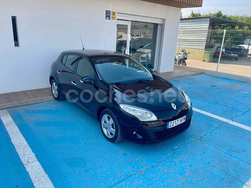 Negro Usado 2012 Renault Mégane III Bose Edition Berlina | 5990 € (Buen precio) - Imagen 1/4