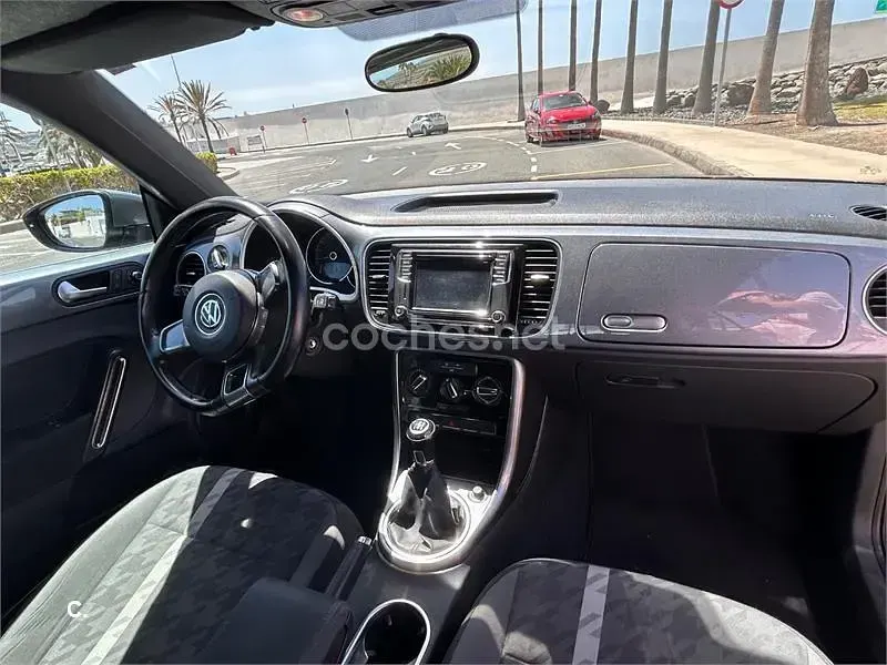 Usado VW Beetle Design 105 CV (77 kW) 2018 Gris / plata Utilitario