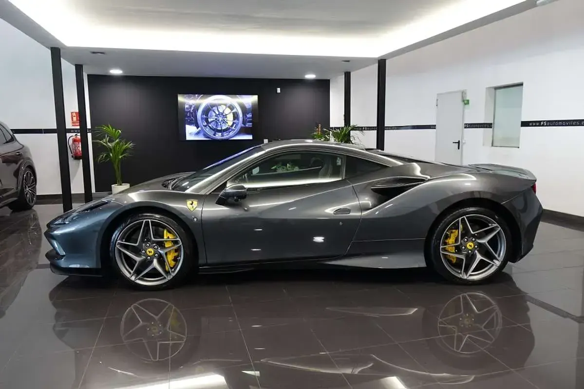 Usado Ferrari F8 721 CV (530 kW) 2021 Gris Coupe