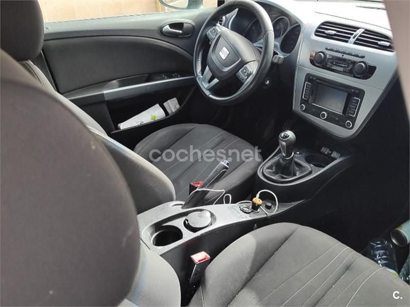 Usado Seat Leon Reference 105 CV (77 kW) 2013 Negro Berlina