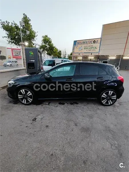 Usado Mercedes A180 Urban 109 CV (80 kW) 2013 Negro Utilitario