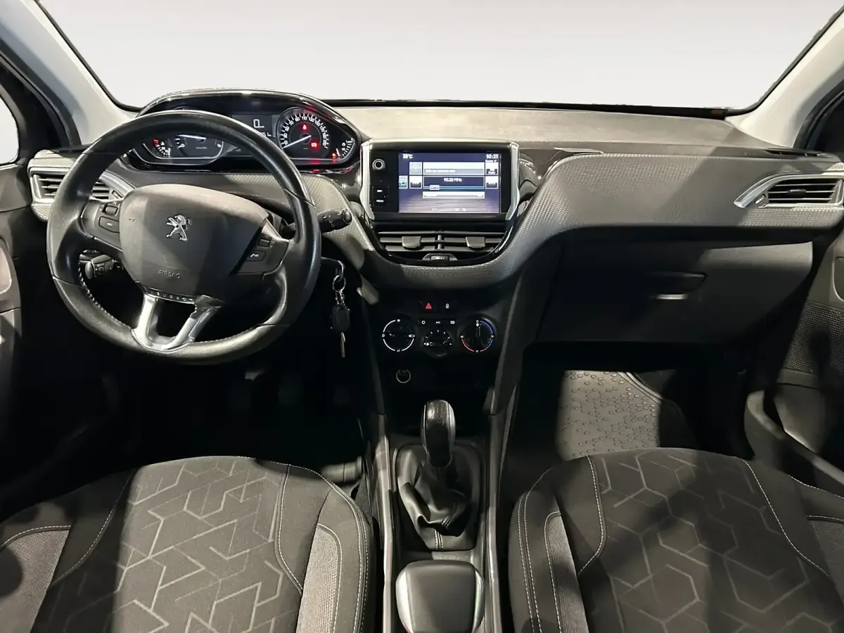 Usado Peugeot 2008 Active 100 CV (73 kW) 2016 Negro SUV