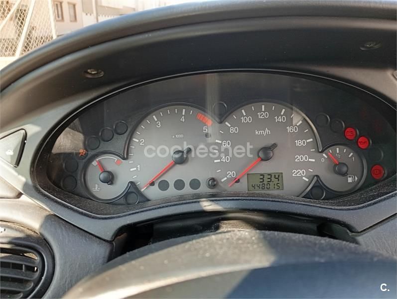 Usado Ford Focus Trend 115 CV (84 kW) 2002 Blanco Berlina