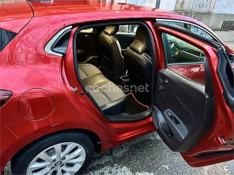 Usado Renault Clio V LIMITED 90 CV (66 kW) 2021 Rojo Berlina