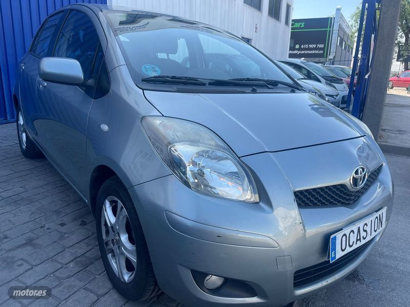 Usado Toyota Yaris 2011 Gris Berlina