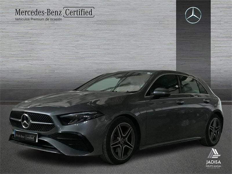 Usado Mercedes A180 AMG line 136 CV (100 kW) 2025 Gris Berlina