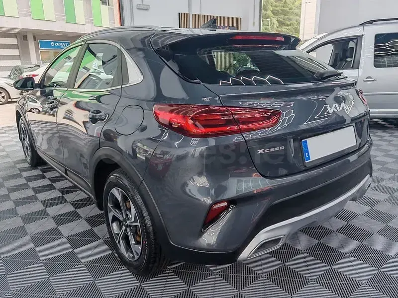 Usado Kia XCeed 120 CV (88 kW) 2022 Gris / plata SUV