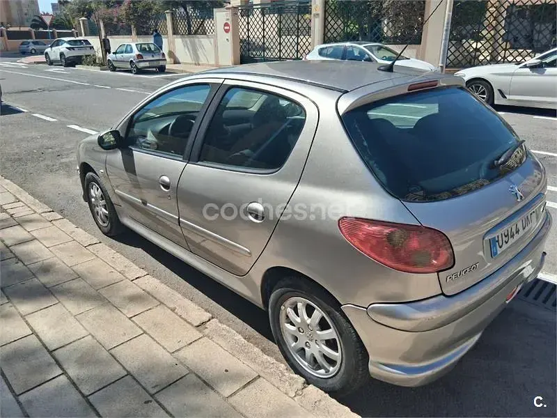 Usado Peugeot 206 90 CV (66 kW) 2005 Gris / plata Berlina