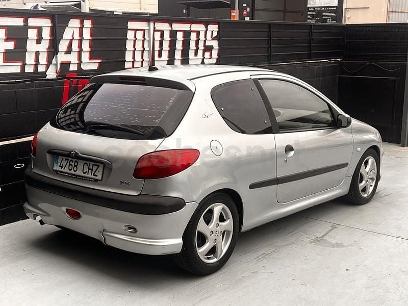 Usado Peugeot 206 110 CV (80 kW) 2002 Gris / plata Berlina