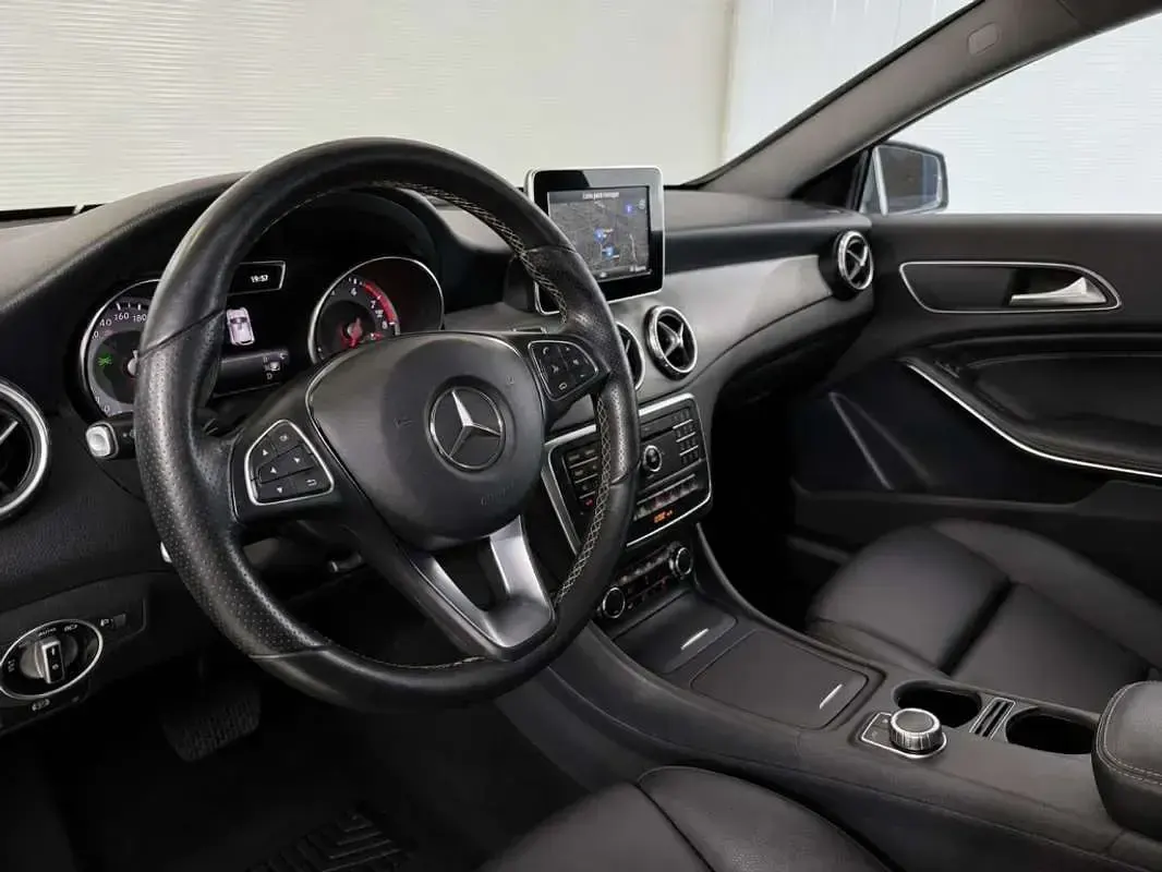 Usado Mercedes GLA180 Urban 122 CV (89 kW) 2016 Gris SUV