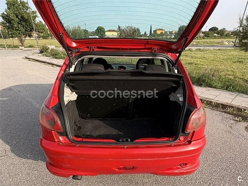 Usado Peugeot 206 90 CV (66 kW) 2003 Rojo Berlina