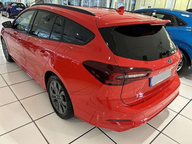 Usado Ford Focus ST-Line 125 CV (91 kW) 2024 Rojo Utilitario