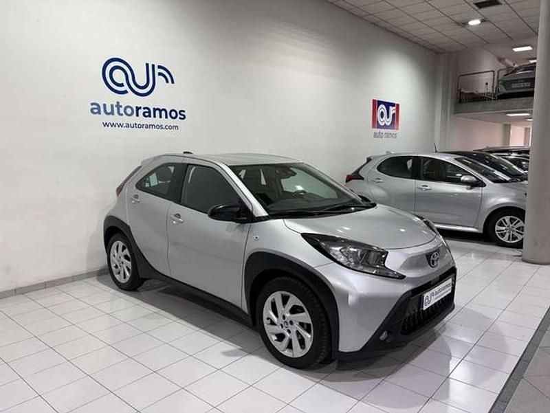 Usado Toyota Aygo X-play 72 CV (52 kW) 2024 Gris Utilitario
