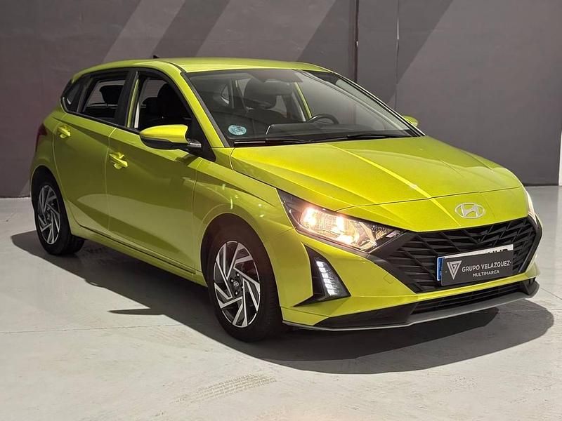 Usado Hyundai i20 84 CV (61 kW) 2023 Verde Berlina