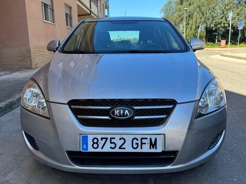 Usado Kia Ceed 90 CV (66 kW) 2009 Gris / plata Utilitario