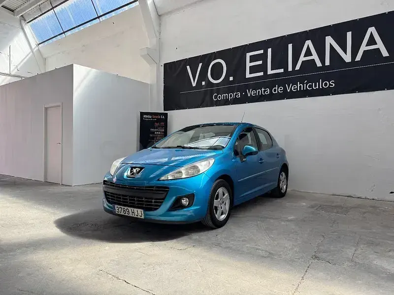 Usado Peugeot 207 Active 70 CV (51 kW) 2012 Azul Berlina