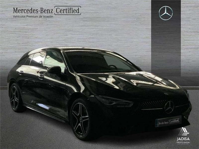 Usado Mercedes CLA200 Shooting Brake 150 CV (110 kW) 2025 Familiar