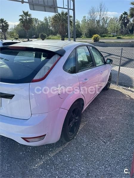Usado Ford Focus Trend 109 CV (80 kW) 2009 Blanco Familiar