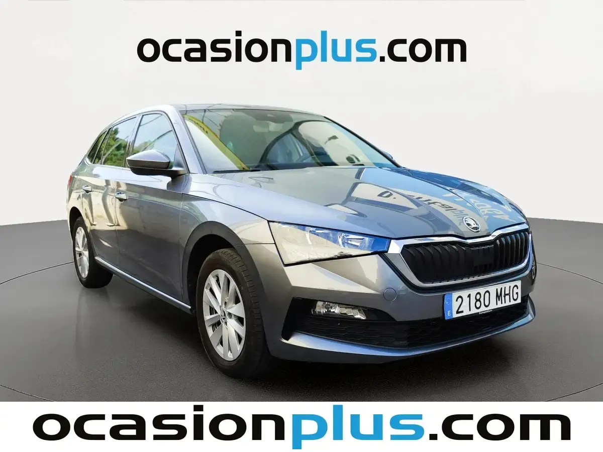 Usado Skoda Scala Ambition 110 CV (80 kW) 2023 Gris Utilitario