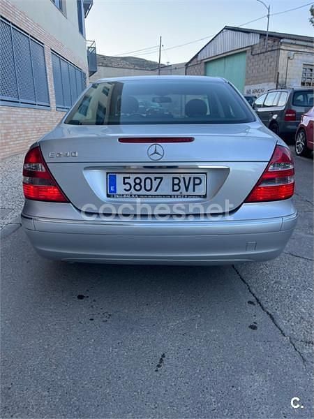 Usado Mercedes E240 Elegance 170 CV (125 kW) 2002 Gris / plata Berlina