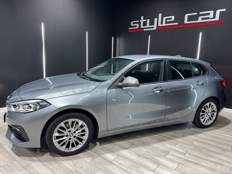 Usado BMW 118 Comfort Edition 136 CV (100 kW) 2022 Gris / plata Utilitario