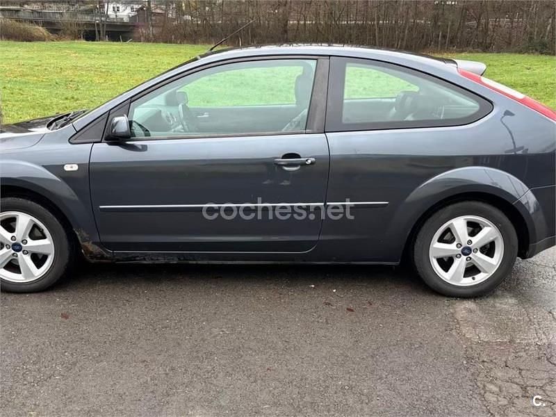 Usado Ford Focus Titanium 136 CV (100 kW) 2006 Gris / plata Berlina