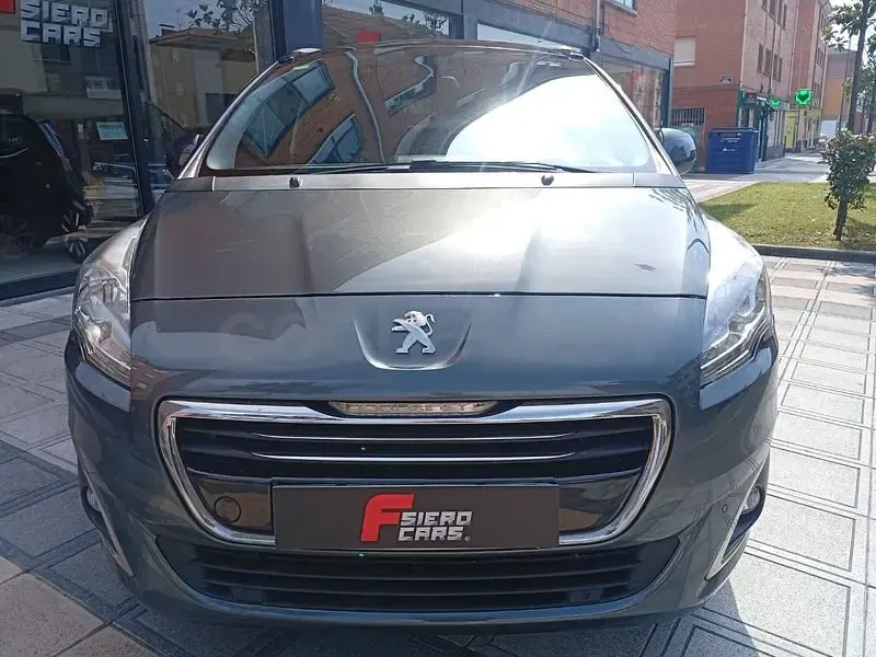 Usado Peugeot 5008 Allure 115 CV (84 kW) 2014 Gris / plata Monovolumen