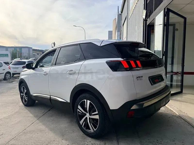 Usado Peugeot 3008 Allure 130 CV (95 kW) 2018 Blanco SUV