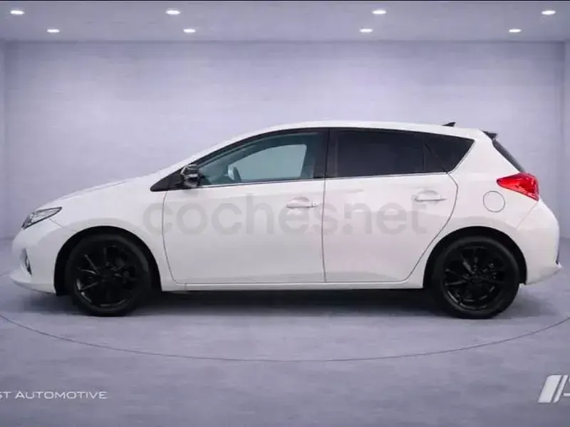 Usado Toyota Auris Active 132 CV (97 kW) 2015 Blanco Berlina