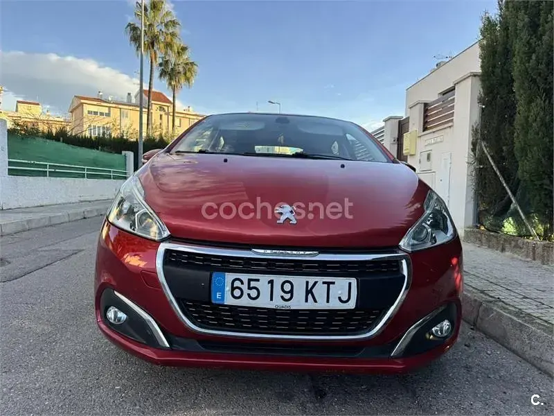 Usado Peugeot 208 Signature Sky 82 CV (60 kW) 2019 Rojo Utilitario