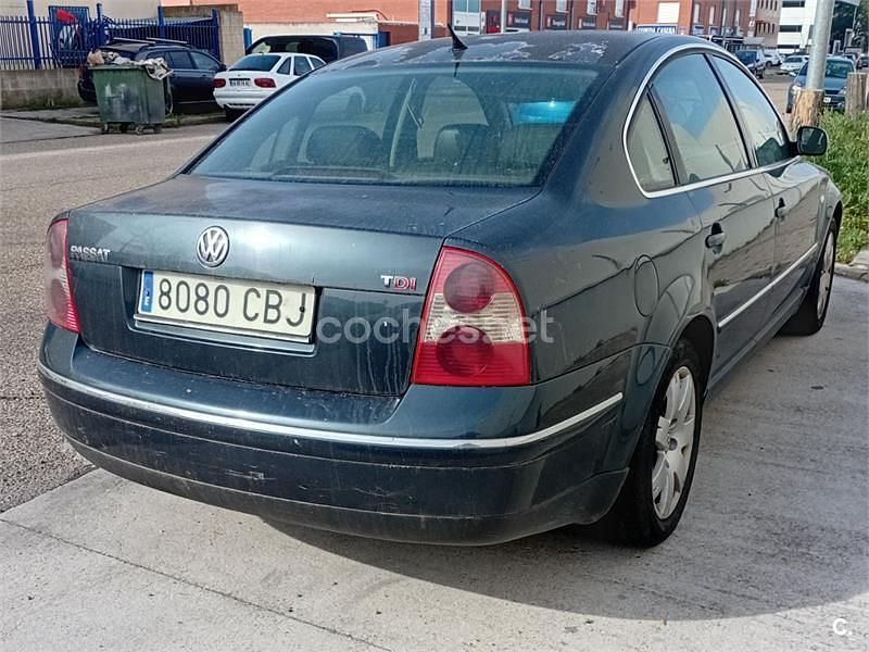 Usado VW Passat Highline 130 CV (95 kW) 2002 Gris / plata Berlina