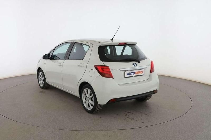 Usado Toyota Yaris Hybrid Active 102 CV (75 kW) 2015 Blanco Berlina