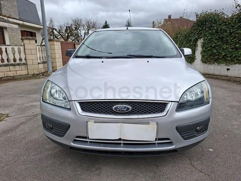 Usado Ford Focus Trend 109 CV (80 kW) 2005 Gris / plata Berlina