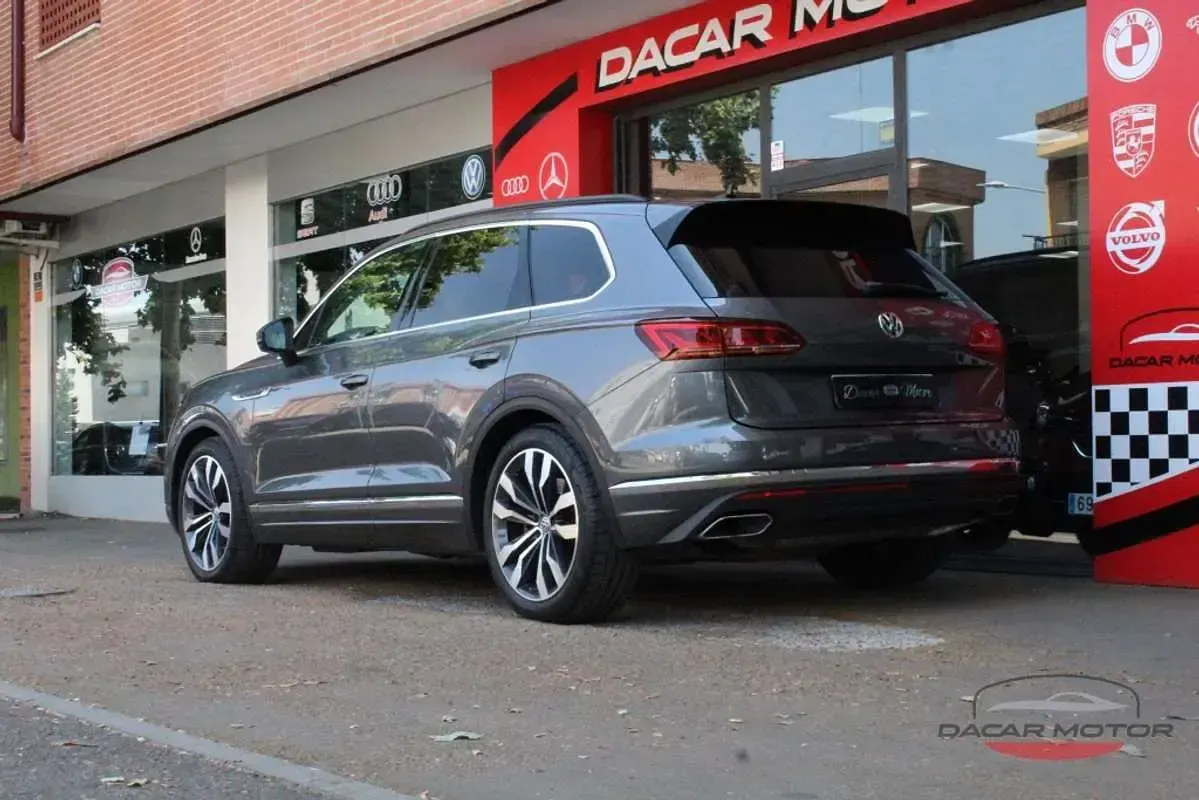 Usado VW Touareg Atmosphere 421 CV (309 kW) 2020 Gris SUV